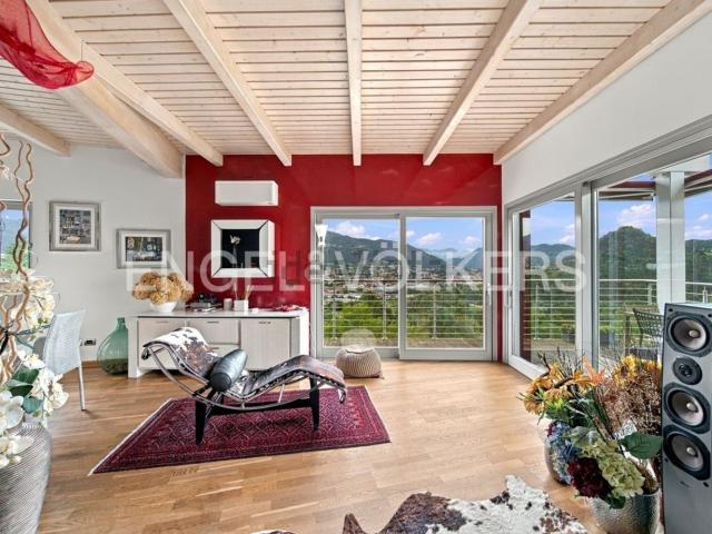Case e ville in vendita di 230 m² in Via Giovan Battista Ambrosoli, 62