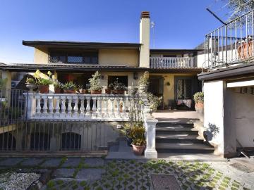 Case e ville in vendita di 230 m² in Via Grotta di San Giovanni, 3