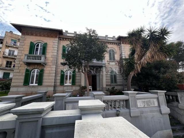 Case e ville in vendita di 230 m² in Via Guido Miggiano