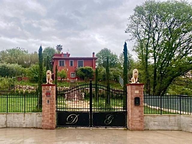 Case e ville in vendita di 230 m² in Via dei Castagnoli