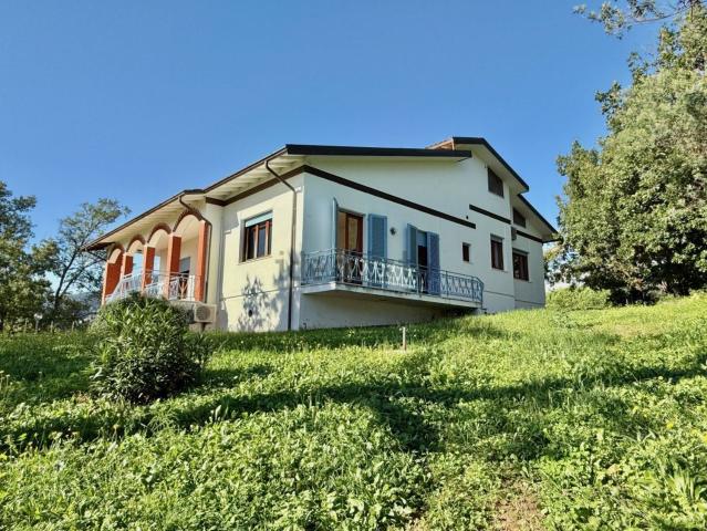 Case e ville in vendita di 230 m² in Via dei Lazzaroni