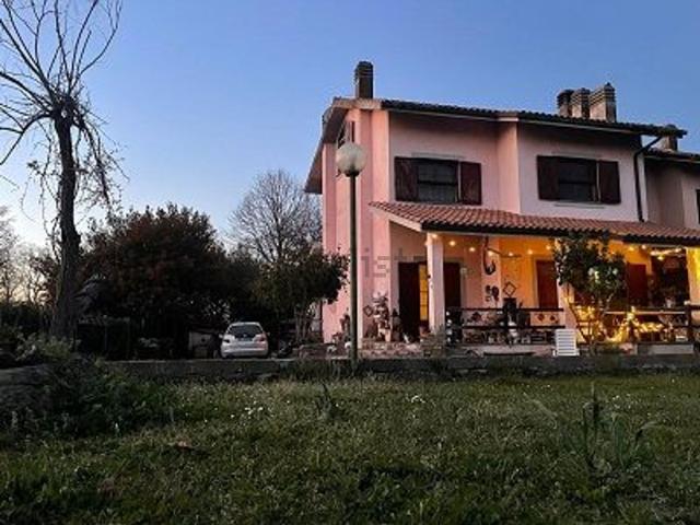 Case e ville in vendita di 230 m² in Via del Condottino