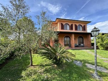 Case e ville in vendita di 230 m² in Via della chiesa di monte san quirico, 293