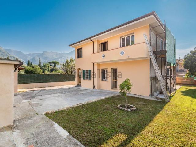 Case e ville in vendita di 230 m² in Via della Serra