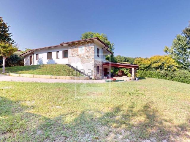 Case e ville in vendita di 230 m² in Via della Quercia, 10