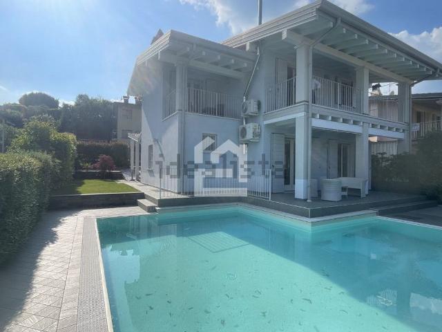 Case e ville in vendita di 230 m² in Via della Valle