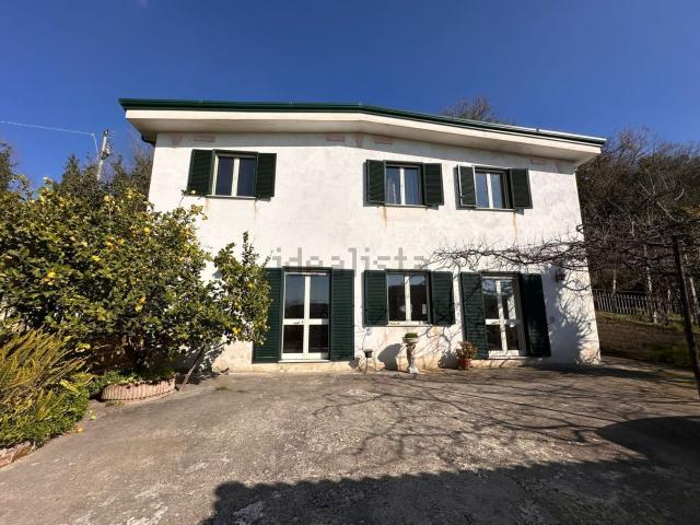 Case e ville in vendita di 230 m² in Via della Vigna, 58