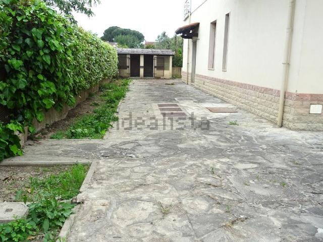 Case e ville in vendita di 230 m² in Via F. Caracciolo