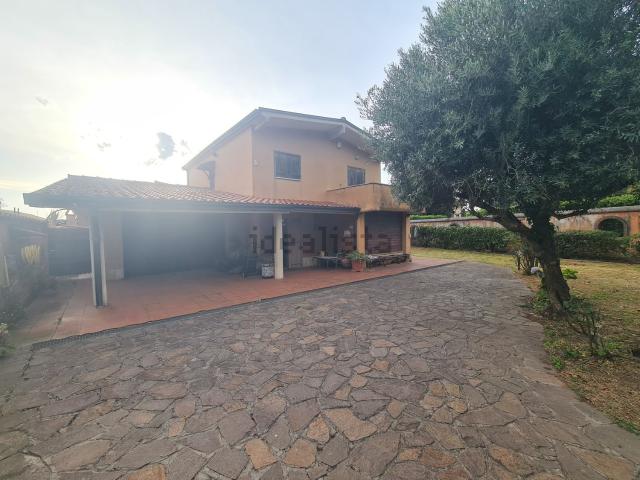 Case e ville in vendita di 230 m² in Via Folcarotonda, 1