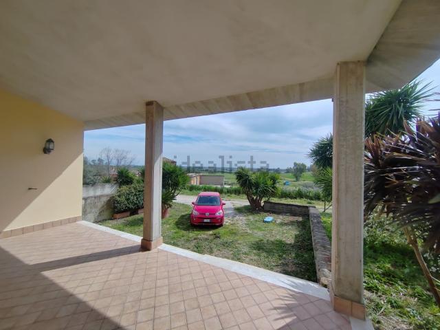 Case e ville in vendita di 230 m² in Via Fontanile della Regina, 2