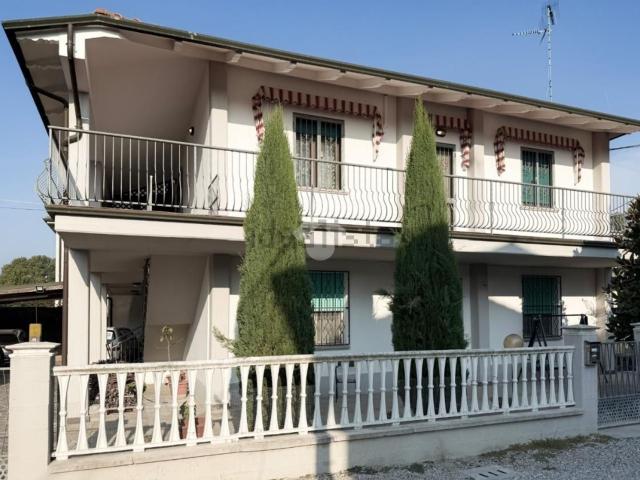 Case e ville in vendita di 230 m² in Via Fiume Vecchio, 146