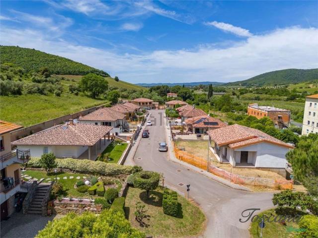 Case e ville in vendita di 230 m² in Via fiora