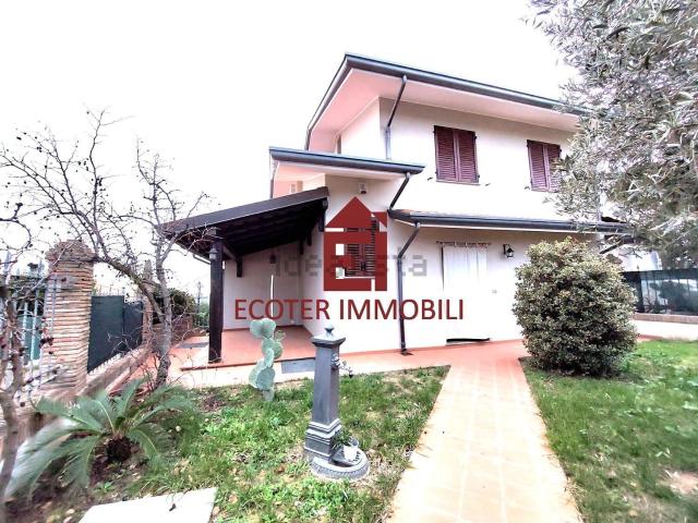 Case e ville in vendita di 230 m² in Via I° Maggio