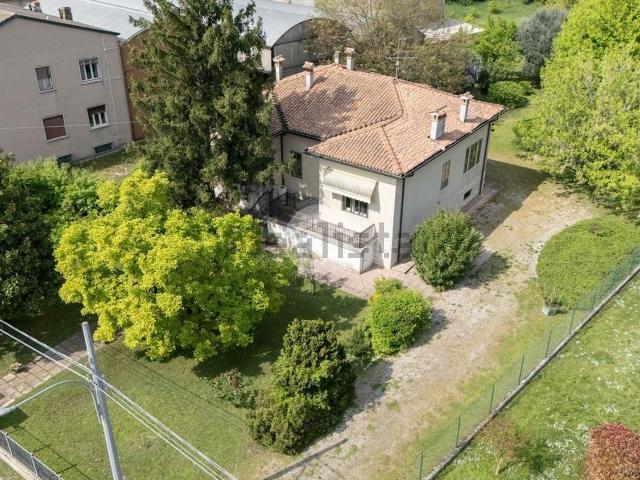 Case e ville in vendita di 230 m² in Via II Giugno, 18