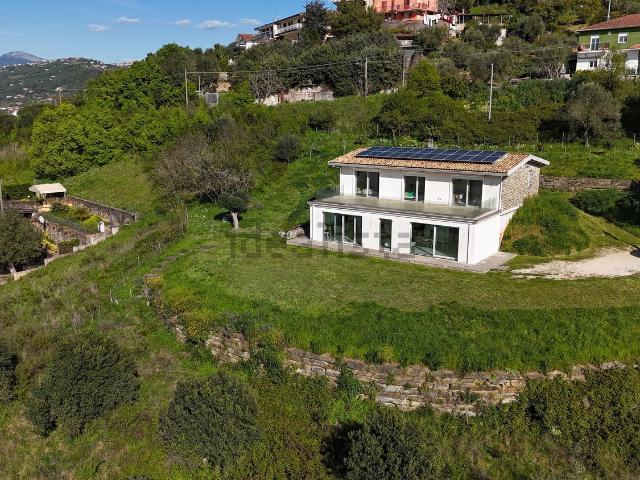 Case e ville in vendita di 230 m² in Via Iscalonga