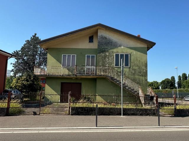 Case e ville in vendita di 230 m² in Via Lobia