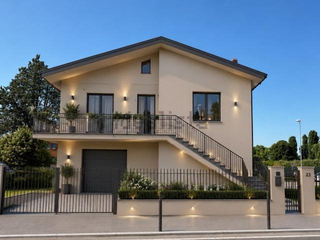 Case e ville in vendita di 230 m² in Via Lobia