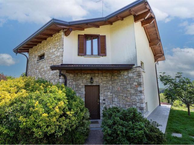 Case e ville in vendita di 230 m² in Via Lega Lombarda