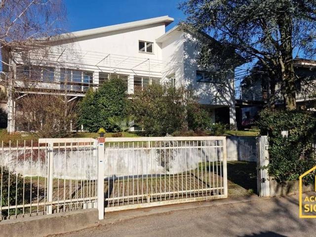 Case e ville in vendita di 230 m² in Via M. Stoppani