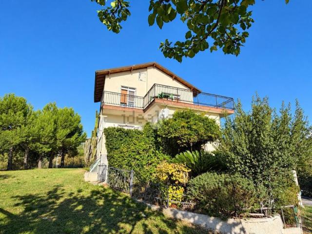 Case e ville in vendita di 230 m² in Via Molino, 25
