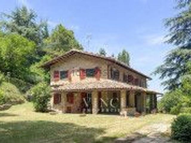 Case e ville in vendita di 230 m² in Via Maciolla