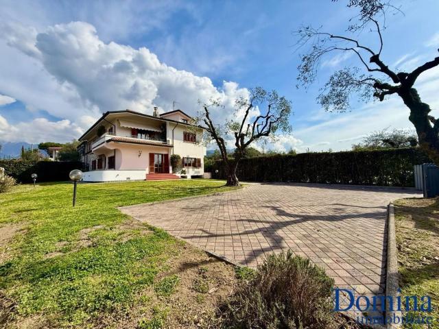 Case e ville in vendita di 230 m² in Via Marina Vecchia, 185