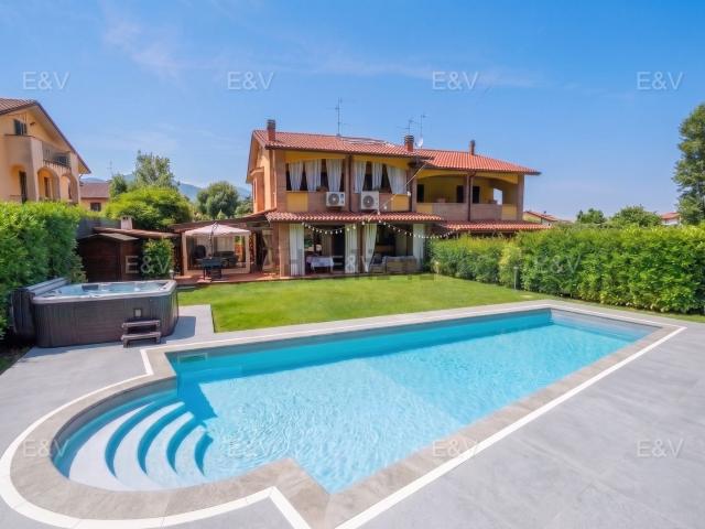 Case e ville in vendita di 230 m² in Via Migliorati