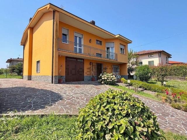 Case e ville in vendita di 230 m² in Via Milano, 39