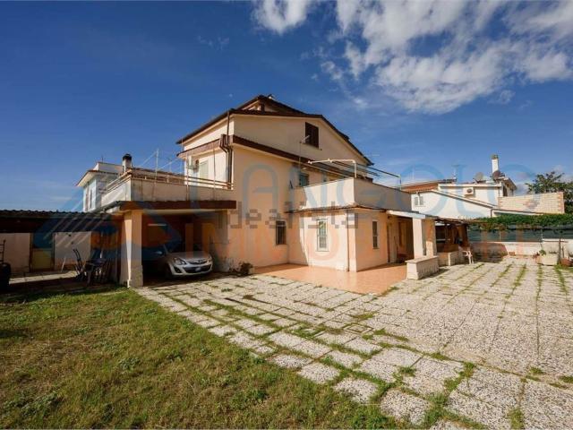 Case e ville in vendita di 230 m² in Via Sofia