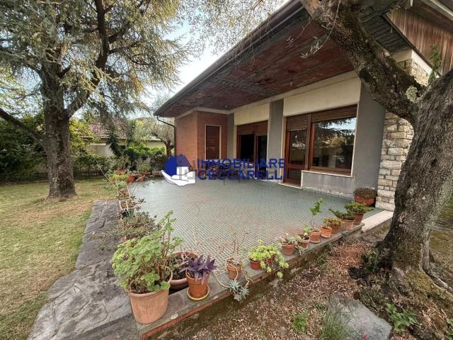 Case e ville in vendita di 230 m² in Via Sopramonte