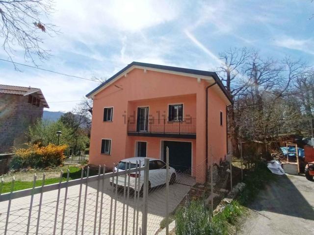 Case e ville in vendita di 230 m² in Via Sasso