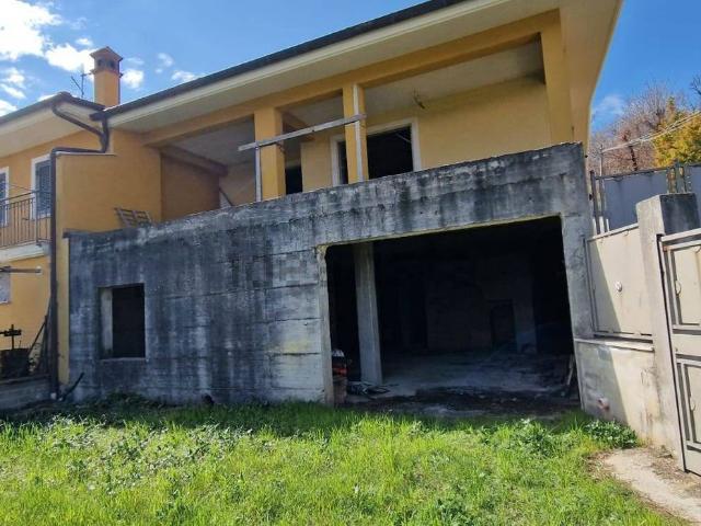 Case e ville in vendita di 230 m² in Via Sassetti, 6