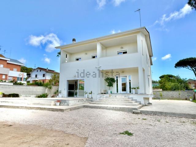 Case e ville in vendita di 230 m² in Via Po, 86