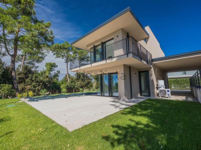 Case e ville in vendita di 230 m² in Via Po di Levante