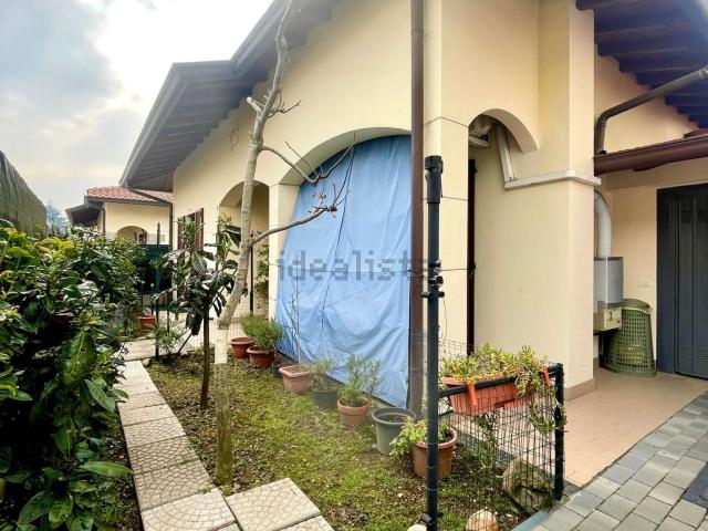 Case e ville in vendita di 230 m² in Via Pavia