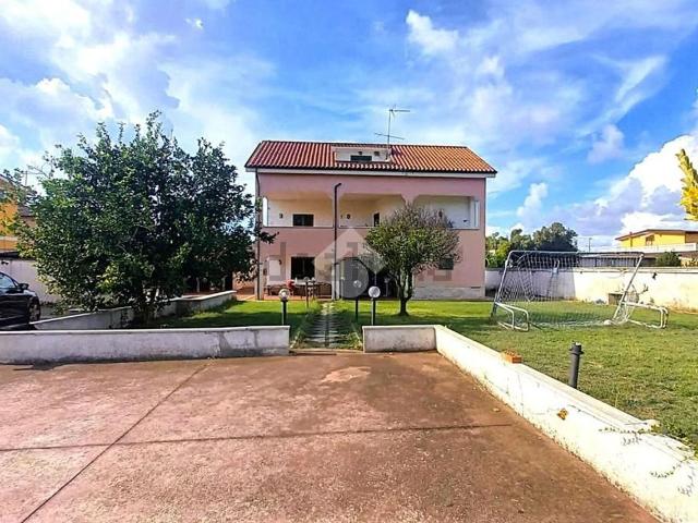 Case e ville in vendita di 230 m² in Via Palmanova, 6