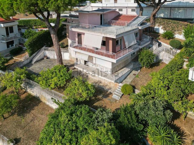 Case e ville in vendita di 230 m² in Via per Pineland