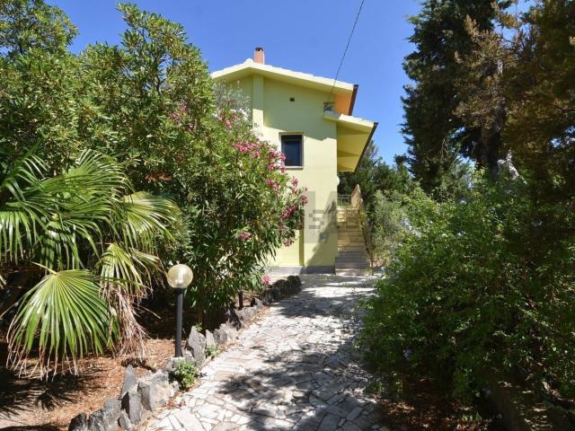 Case e ville in vendita di 230 m² in Via Regina Margherita, 28