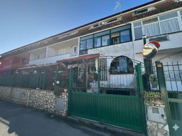Case e ville in vendita di 230 m² in Via Ripuaria, 48