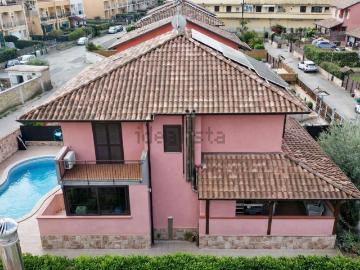 Case e ville in vendita di 230 m² in Via Ripuaria, 48