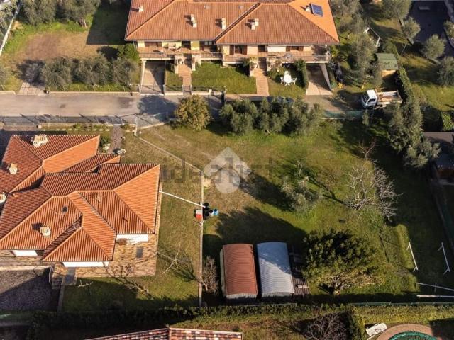 Case e ville in vendita di 230 m² in Via Ugo Foscolo, 1