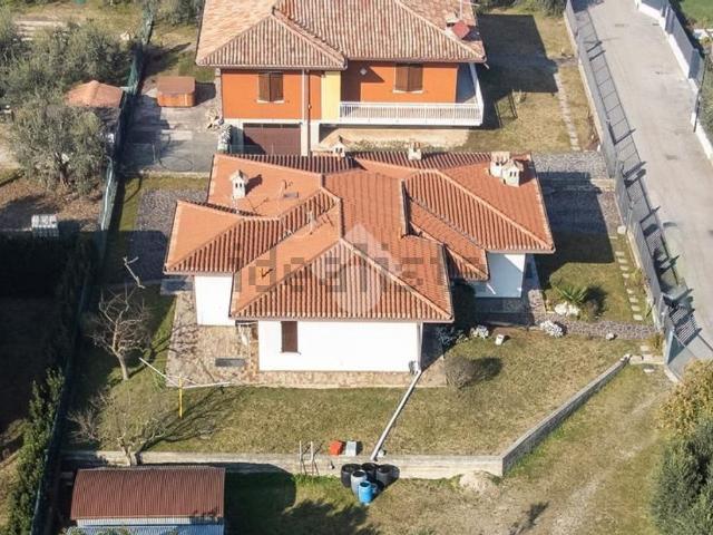 Case e ville in vendita di 230 m² in Via Ugo Foscolo, 1