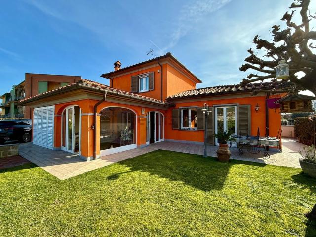 Case e ville in vendita di 230 m² in Via Vacchereccia