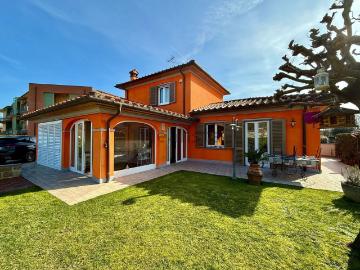 Case e ville in vendita di 230 m² in Via Vacchereccia