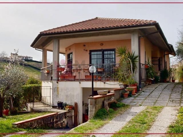 Case e ville in vendita di 230 m² in Via Villafranca, 1