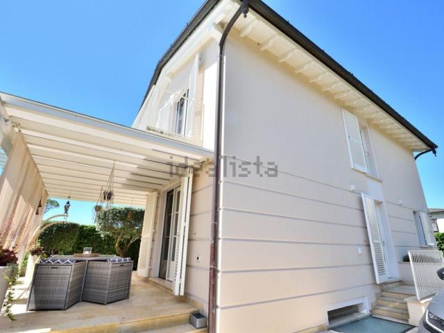 Case e ville in vendita di 230 m² in Viale Apua, 7