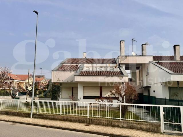 Case e ville in vendita di 230 m² in Viale dei Tigli