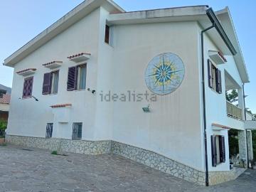 Case e ville in vendita di 230 m² in Contrada Serra Scirocco, 17