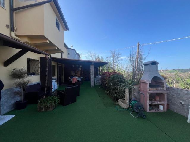 Case e ville in vendita di 230 m² in Frazione Varano