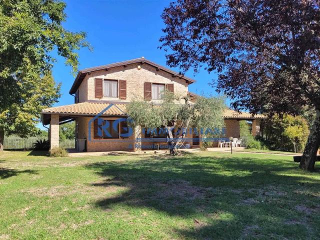 Case e ville in vendita di 230 m² in Località Case Nuove